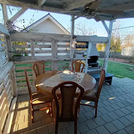 Domcek V Zahrade Nyaraló