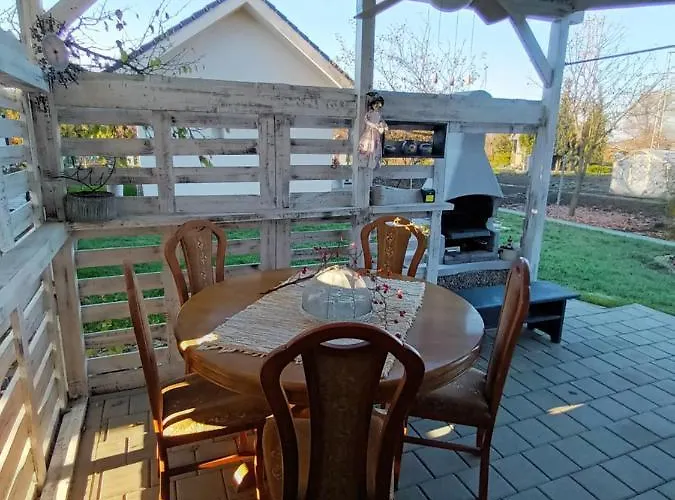 Domček V Záhrade Casa de Férias